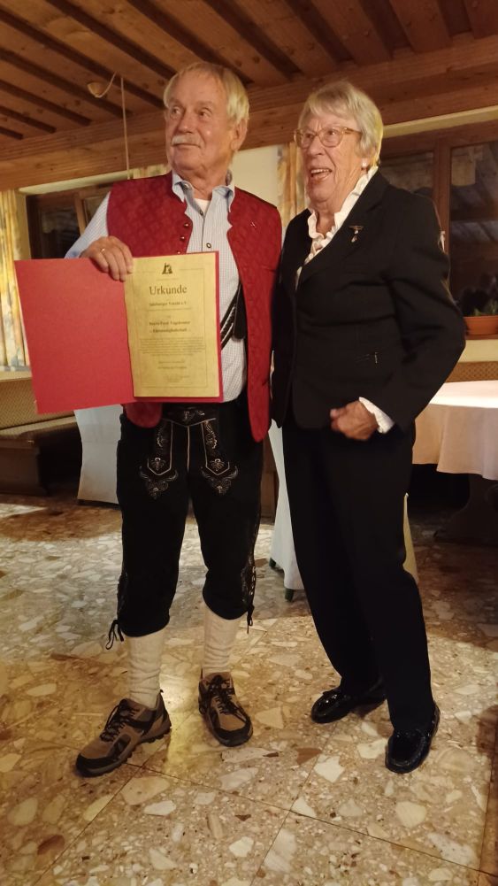 Vizepräsidentin Frau Bergmann überreichte Peter Vogelreuter die Urkunde zur „Ehrenmitgliedschaft“im Salzburger Verein e. V.