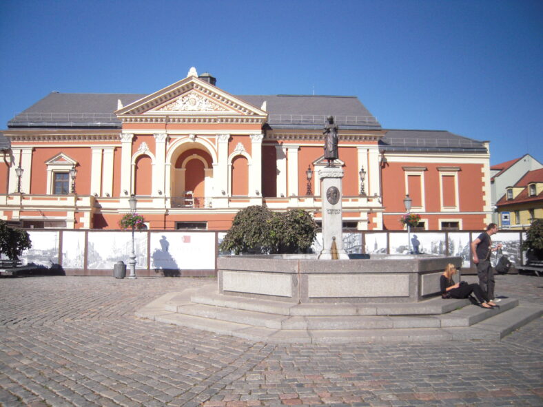 Memel (Klaipeda) - Aennchen von Tharau-Brunnen und Theater Foto: Helga und Klaus Lange
