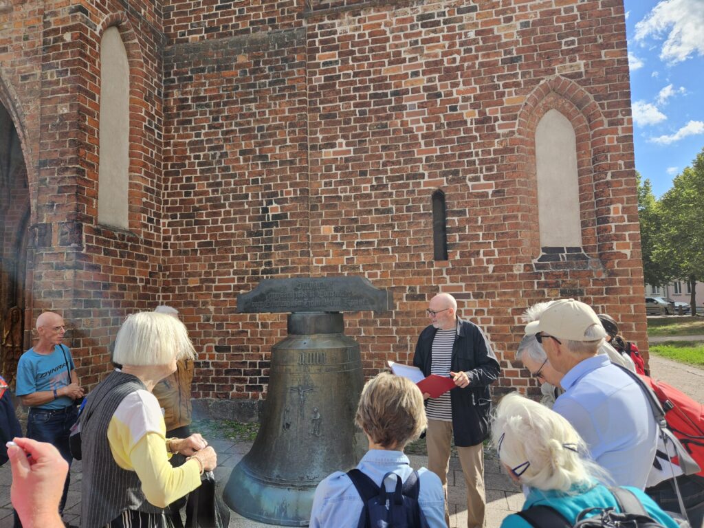 Mitglieder der Landesgruppe Berlin-Brandenburg vor der Evangelischen Maria-Magdalenen-Kirche in Eberswalde