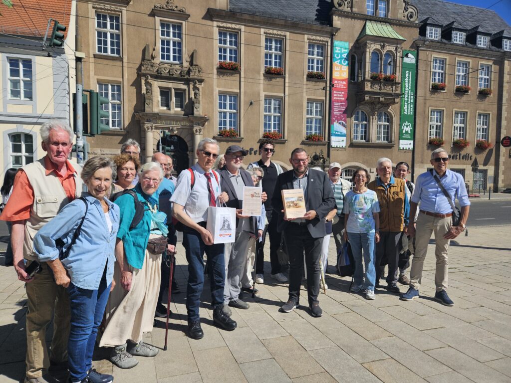 Mitglieder der Landesgruppe Berlin-Brandenburg mit B&uuml;rgermeister G&ouml;tz Herrmann vor dem Rathaus in Eberswalde